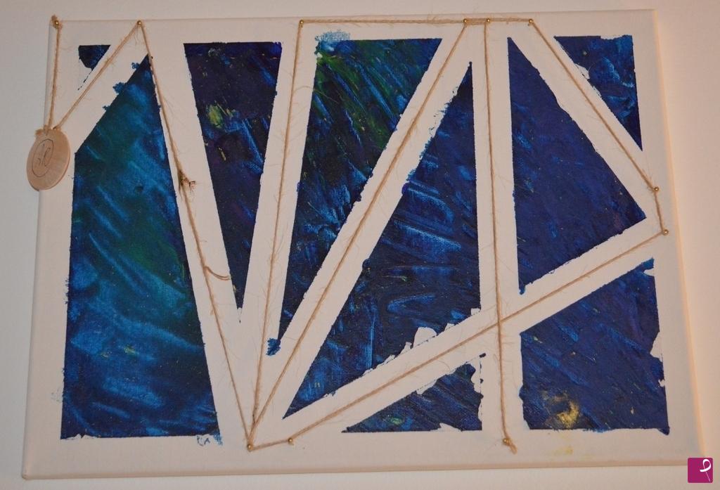 quadri in vendita online - geometrie di blu separate da un filo felice